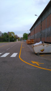 Canalisation du flux piéton dans la cour d'une usine