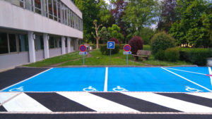 Places pour handicapés - Peinture complété en BLEU RAL 5015